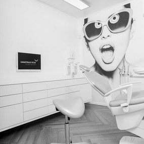 Modernes Behandlungszimmer in einer Zahnarztpraxis mit stylischer Wanddekoration.